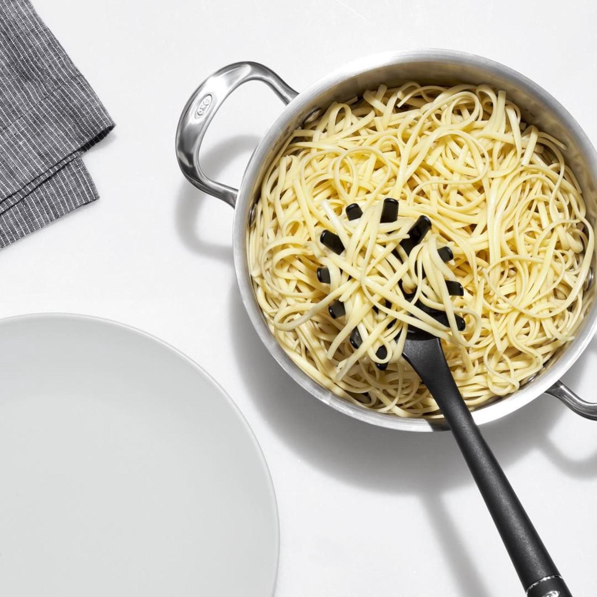 Spaghettilepel met extra grip van oxo met spaghetti