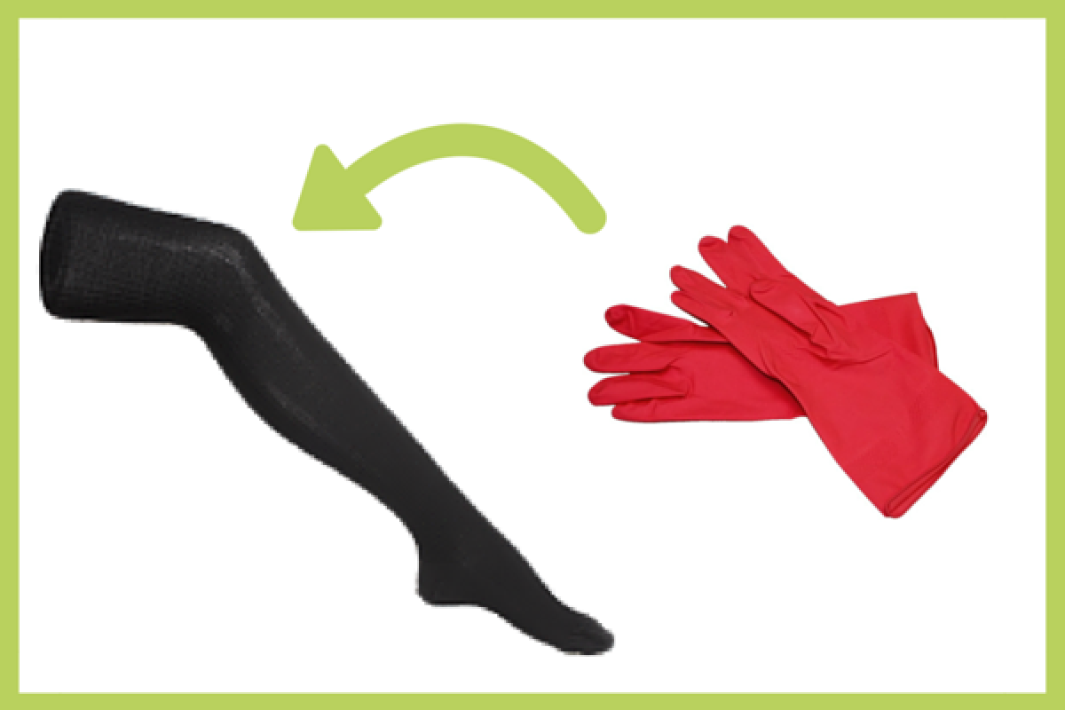 Aan en uitkleden kousen aantrekken met handschoen