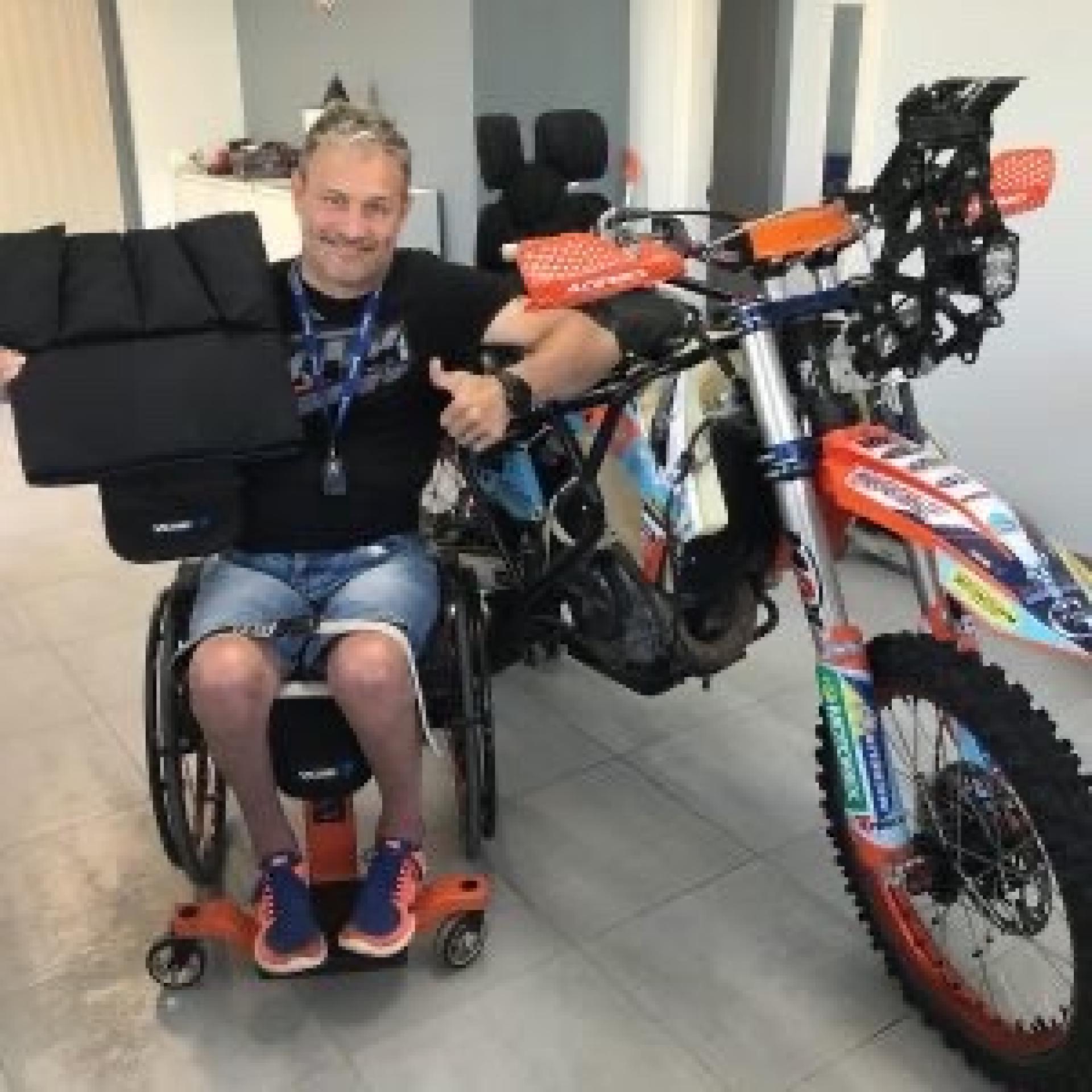 Eerste rolstoelgebruiker die op een motor de Dakar Rally rijdt!