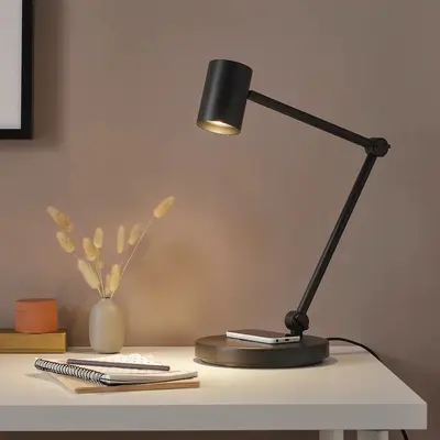 Draadloos opladen met Nymane bureaulamp van IKEA