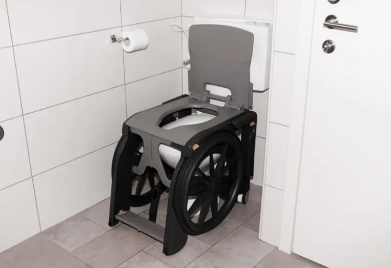 Opvouwbaar en verrijdbare douche- en toiletstoel WheelAble van Seatara