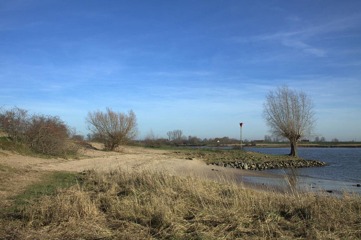 Rivier de lek gezien vanaf het strand op het schiereiland van het aardkundig monument klein