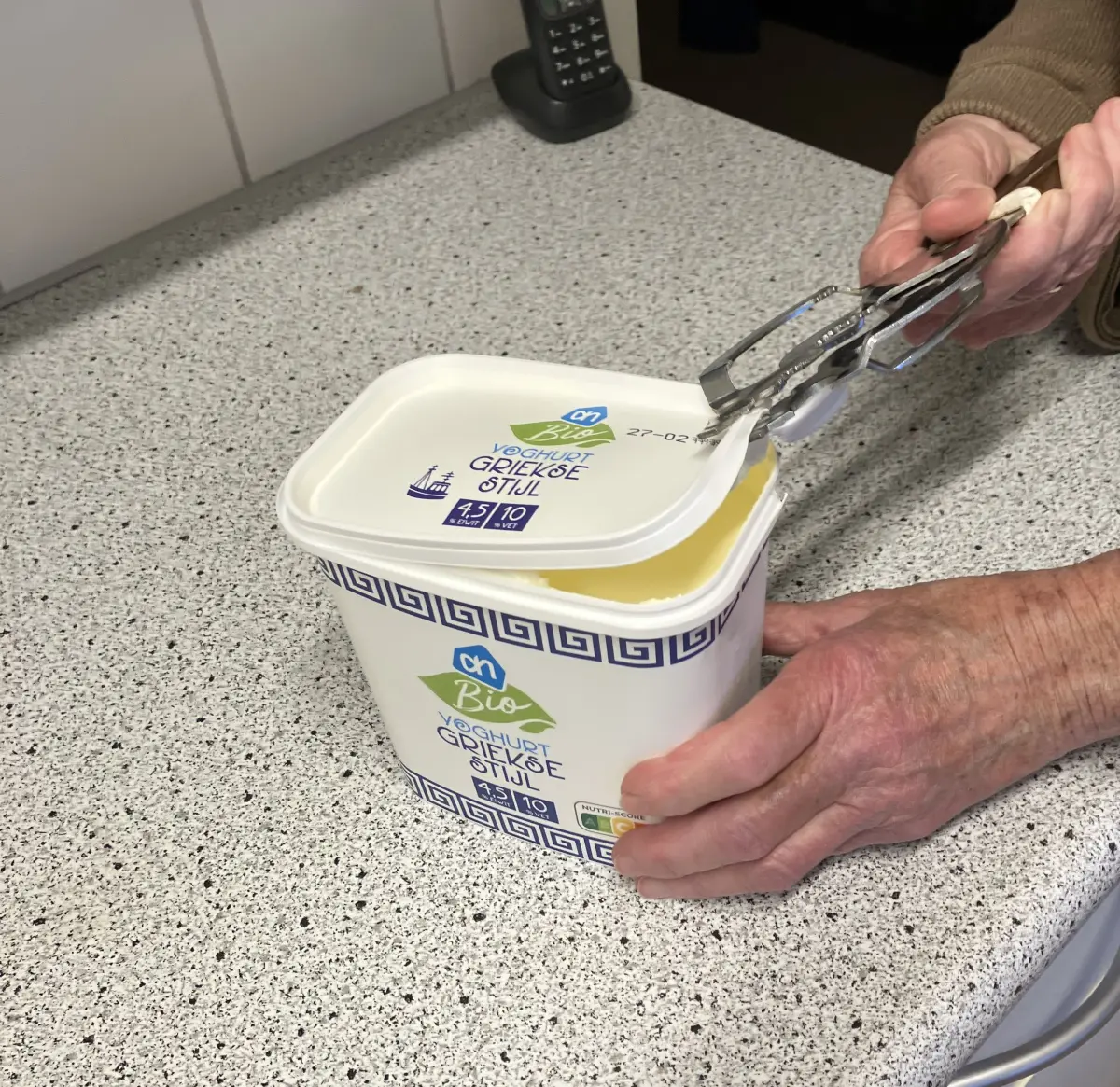 Ua  yoghurt pak openmaken a