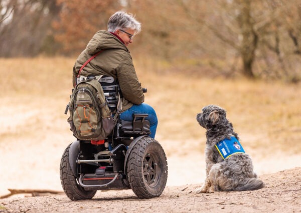 Suus in balansrolstoel met hond